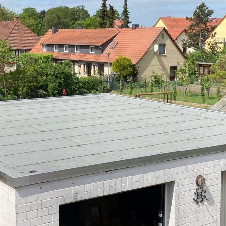 Bitumen Flachdach Garagen Flachdach mit Randblech grau