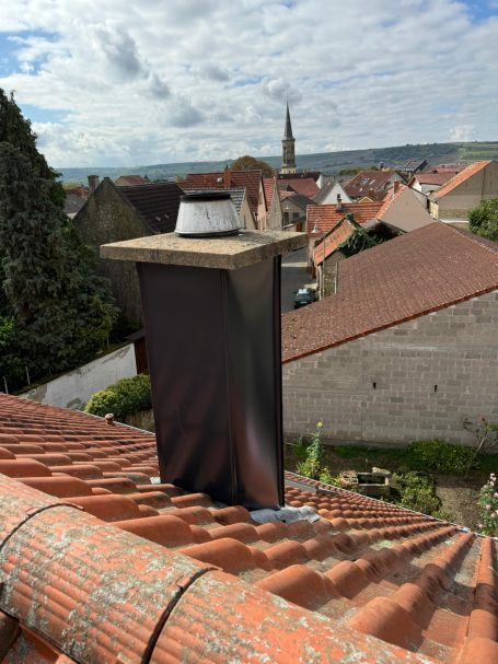 Kaminabdeckung Schornstein auf einem Dach mit roten Ziegeln