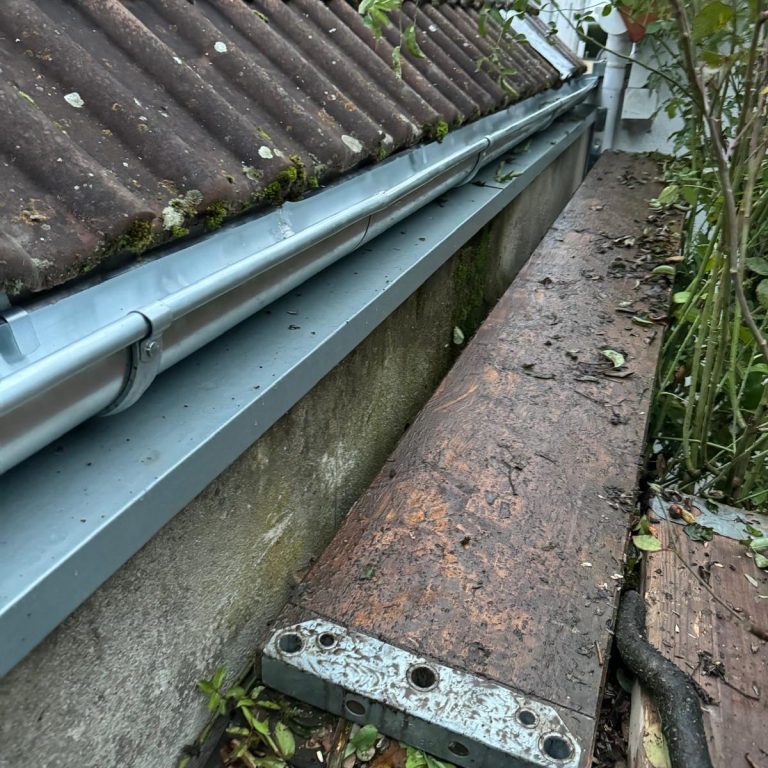 Regenrohr Fallrohr Erneuerung und Mauerabdeckung