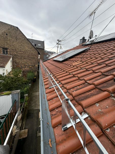 Schneefang Gitter Dach mit roten Ziegeln, Regenrinne, Fallrohr, Schnee Gitter